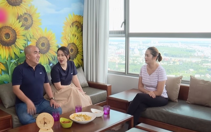 Trên tường nổi bật với bức tranh lớn hình hoa dướng hương giúp căn hộ bừng sáng.