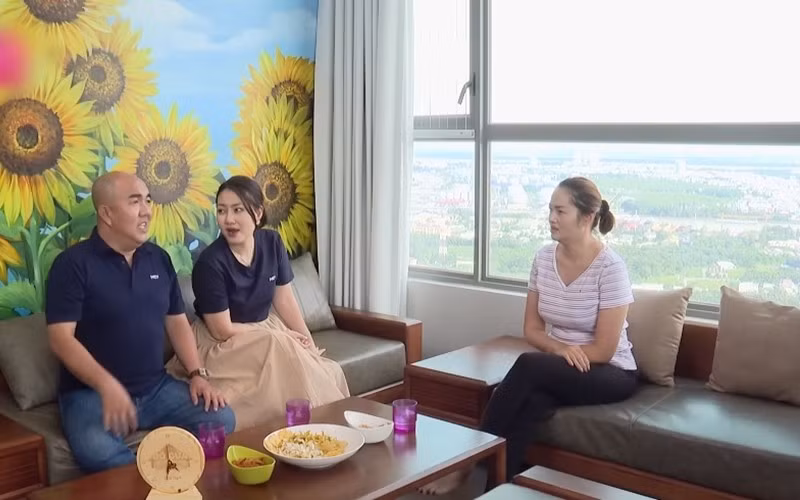 Trên tường nổi bật với bức tranh lớn hình hoa dướng hương giúp căn hộ bừng sáng.