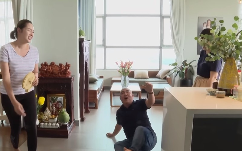 Các không gian chức năng trong nhà gồm phòng khách, phòng bếp, khu vui chơi của các con đều thông nhau.