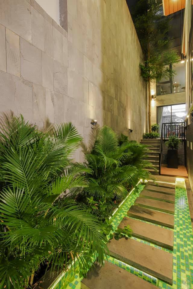 Lối vào được bao phủ bởi cây xanh.