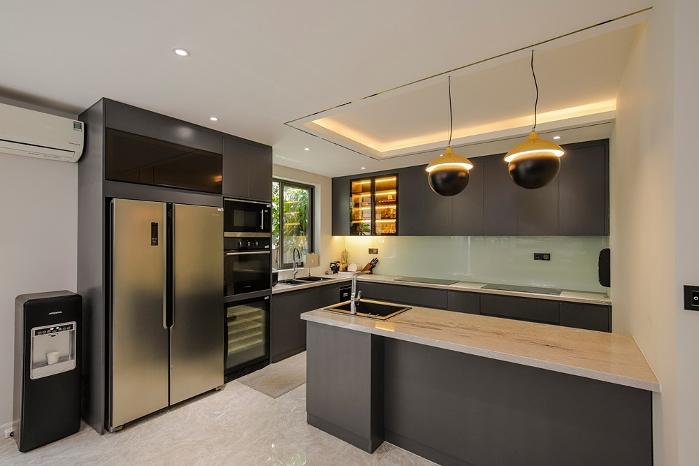 Nhà bếp hiện đại, đầy đủ trang thiết bị cần thiết.