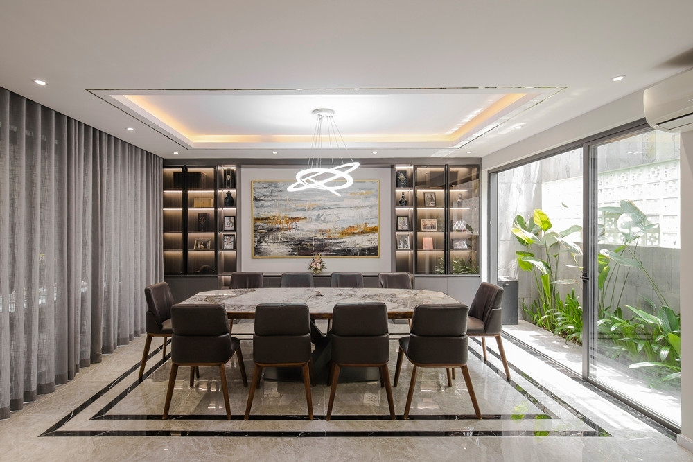 Phòng ăn rộng rãi có không gian mở với cửa kính nhìn ra sân vườn.