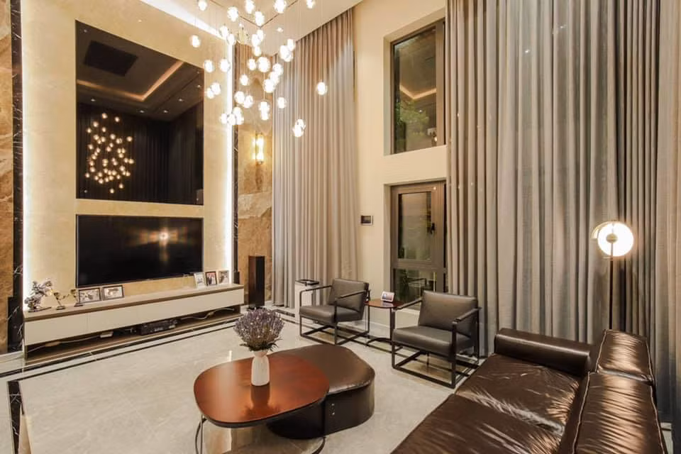 Phòng khách thiết kế đơn giản với trần cao tạo cảm giác thoáng đãng.