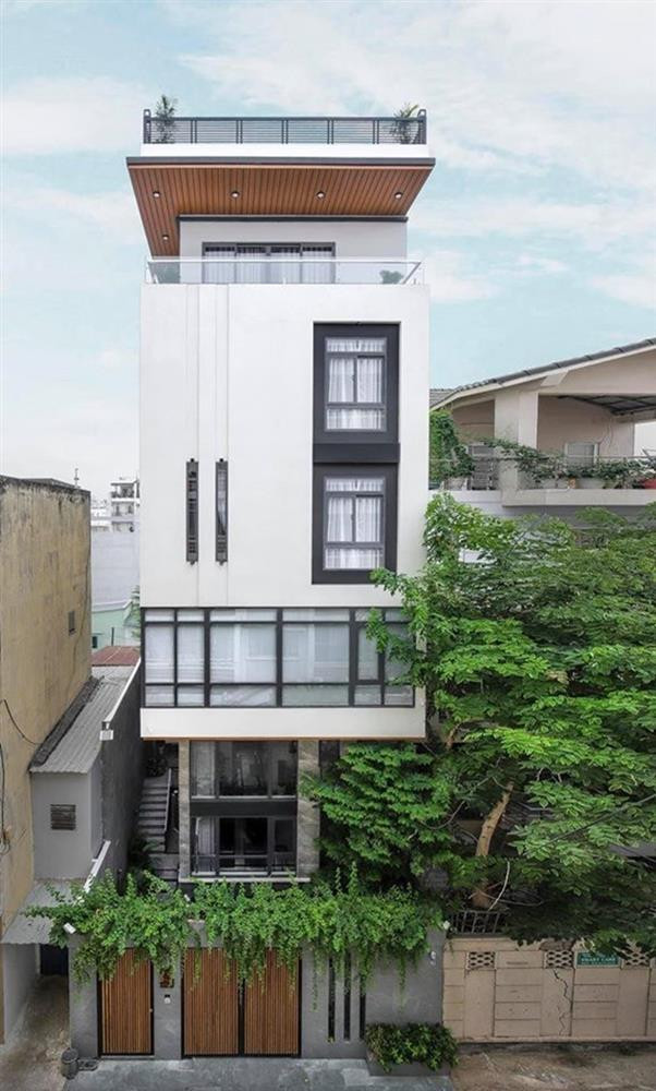 Hiện tại, vợ chồng Lê Hoàng "The Men" sống trong ngôi nhà 7 tầng diện tích 1.000m2, trị giá 40 tỷ đồng nằm ngay trung tâm TP HCM.