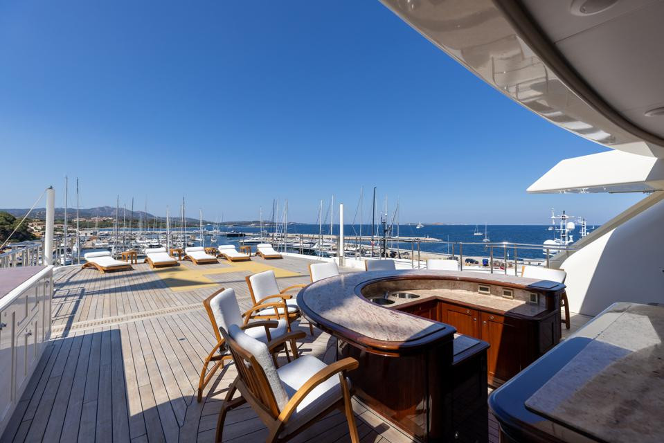 Trên du thuyền cũng có sảnh khách trong nhà và ngoài trời khổng lồ để khách mời thoải mái khi ghé thăm.