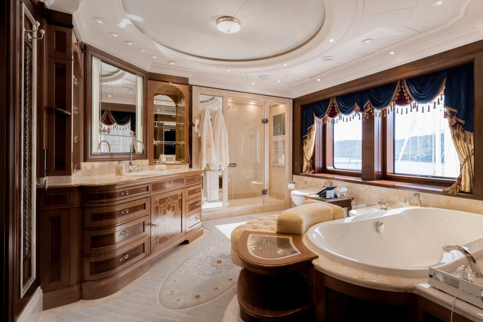 Bên trong du thuyền còn có hẳn một khu chăm sóc sức khỏe gồm có hồ bơi spa, bồn tắm nước nóng, phòng tập thể dục.