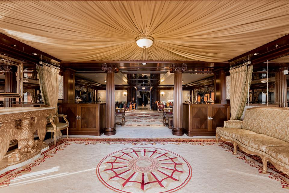 Phòng chờ trên boong chính rộng rãi là nơi lý tưởng để giải trí.