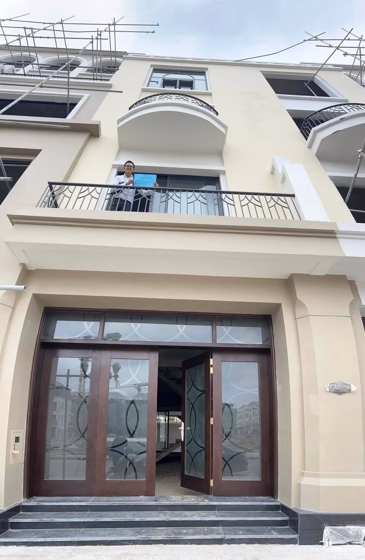 Theo đó, khán giả không khỏi trầm trồ trước độ bề thế của căn biệt thự.