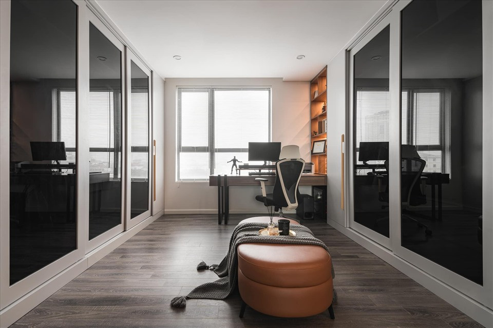 Góc làm việc hướng ra cửa sổ, rất thông thoáng.