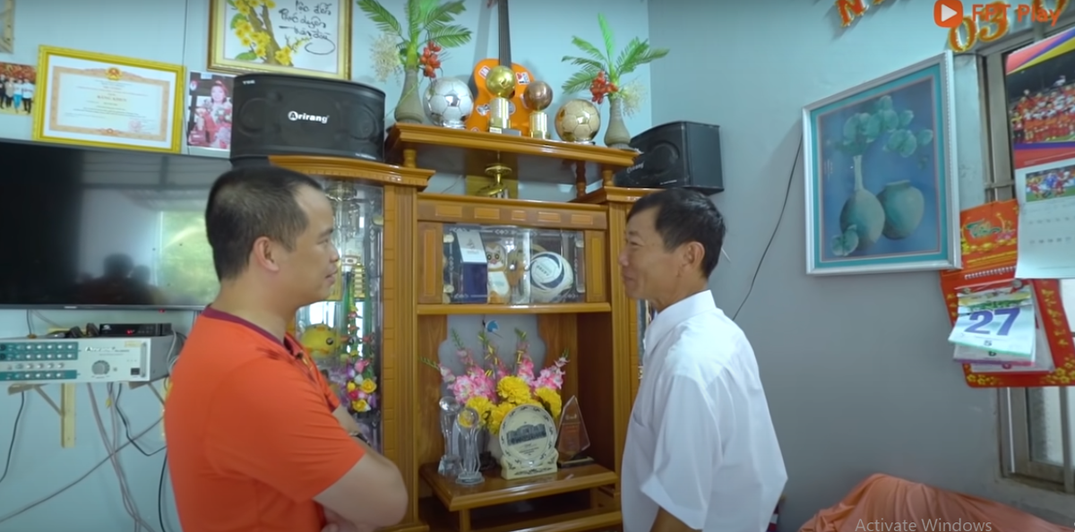 Trong phòng khách có một chiếc tủ gỗ nhỏ. Ảnh chụp màn hình Vlog Minh Hải