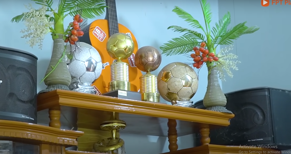 Trên tủ trưng bày bộ sưu tập danh hiệu quả bóng vàng, quả bóng bạc...của Huỳnh Như. Ảnh chụp màn hình Vlog Minh Hải