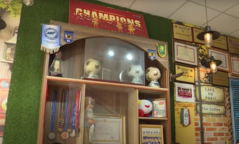 Ngoài căn nhà, Huỳnh Như còn dành dụm tiền mở cho gia đình một quán cà phê kết hợp bán dừa sáp tại thành phố Trà Vinh. Tại quá, các thành tích và hình ảnh của Huỳnh như cũng được trưng bày để người hâm mộ chiêm ngưỡng. Ảnh: Internet