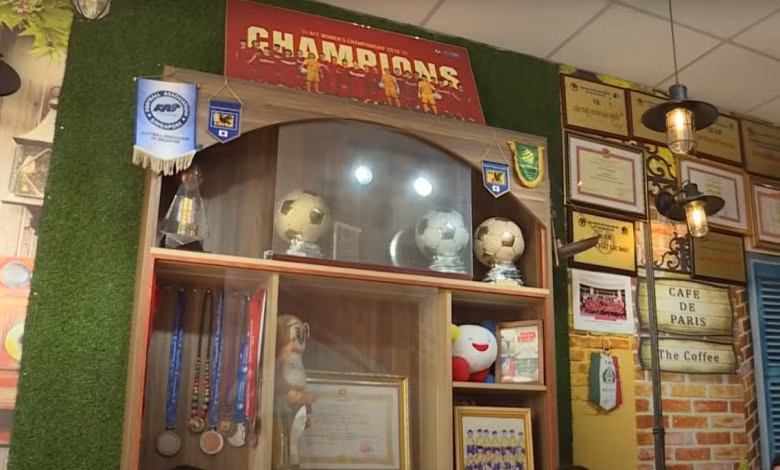 Ngoài căn nhà, Huỳnh Như còn dành dụm tiền mở cho gia đình một quán cà phê kết hợp bán dừa sáp tại thành phố Trà Vinh. Tại quá, các thành tích và hình ảnh của Huỳnh như cũng được trưng bày để người hâm mộ chiêm ngưỡng. Ảnh: Internet