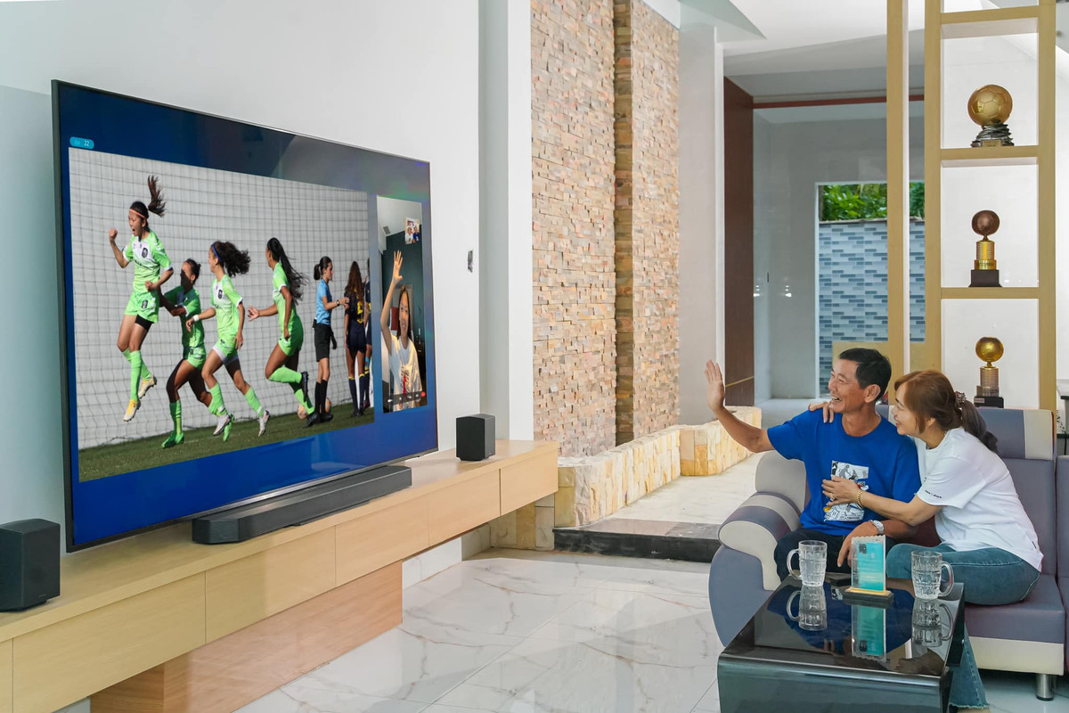 Nổi bật trong phòng khách là chiếc ti vi có kích thước cực đại 98 inch. Ảnh: FBNV