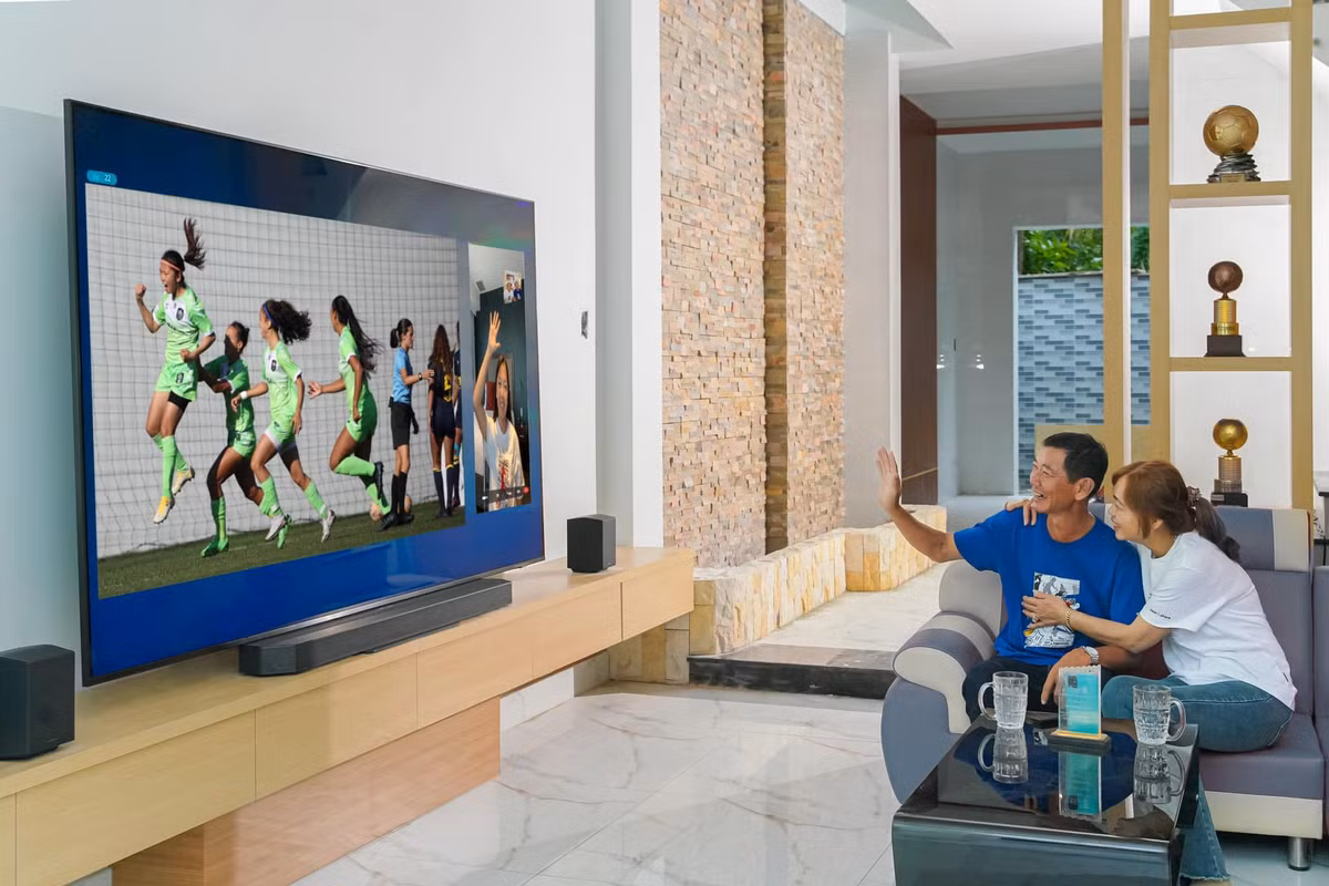 Nổi bật trong phòng khách là chiếc ti vi có kích thước cực đại 98 inch. Ảnh: FBNV