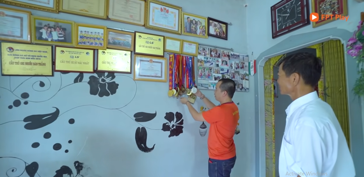 Trong phòng khách còn trưng bày rất nhiều bằng khen và bộ sưu tập huy chương trong sự nghiệp bóng đá của Huỳnh Như. Ảnh chụp màn hình Vlog Minh Hải