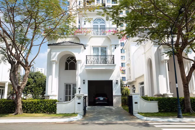 Thời gian gần đây, MC Thanh Mai trở thành hot TikToker bởi cô thường thực hiện các đoạn clip ngắn chia sẻ về quan điểm, bài học cuộc sống. Con gái du học Mỹ, MC Thanh Mai sống một mình trong căn biệt thự trắng có thiết kế bán cổ điển. Ảnh: FBNV