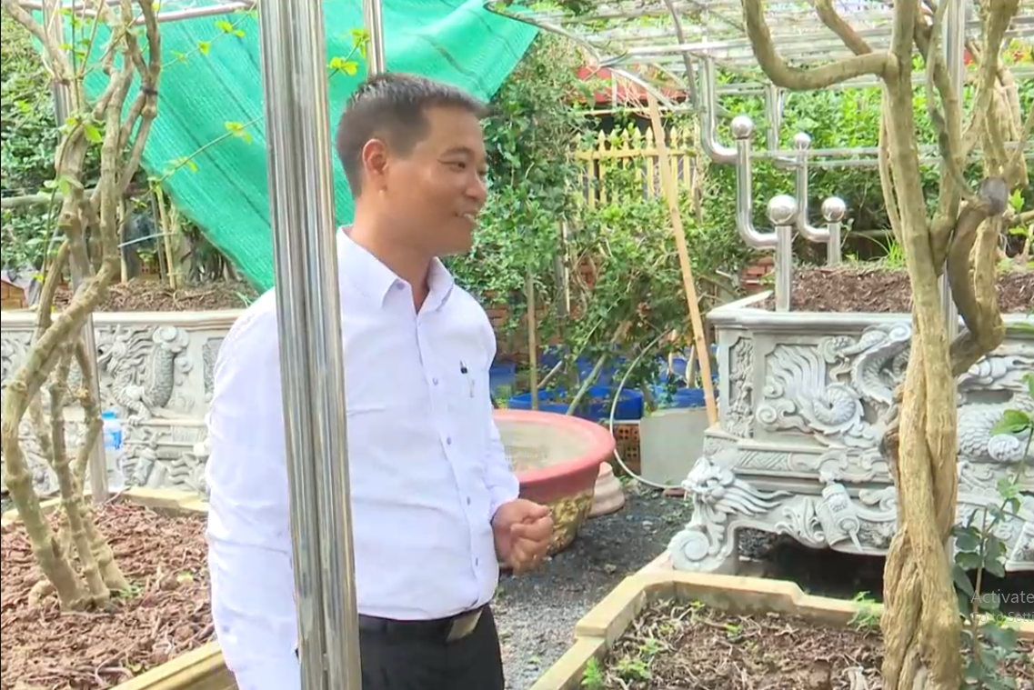 Tất cả các cây hoa nhài được trồng trên chậu kiểng tứ linh: Long - Lân - Quy - Phụng lớn, rất đẹp mắt. Ảnh chụp màn hình Báo Đồng Nai