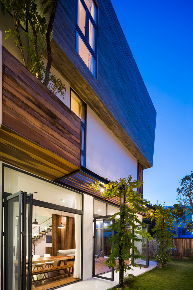 Với ý tưởng về một không gian sống giao hòa với thiên nhiên, kiến trúc sư quyết định lựa chọn vật liệu thô mộc cho vẻ ngoài của ngôi nhà 3 tầng.