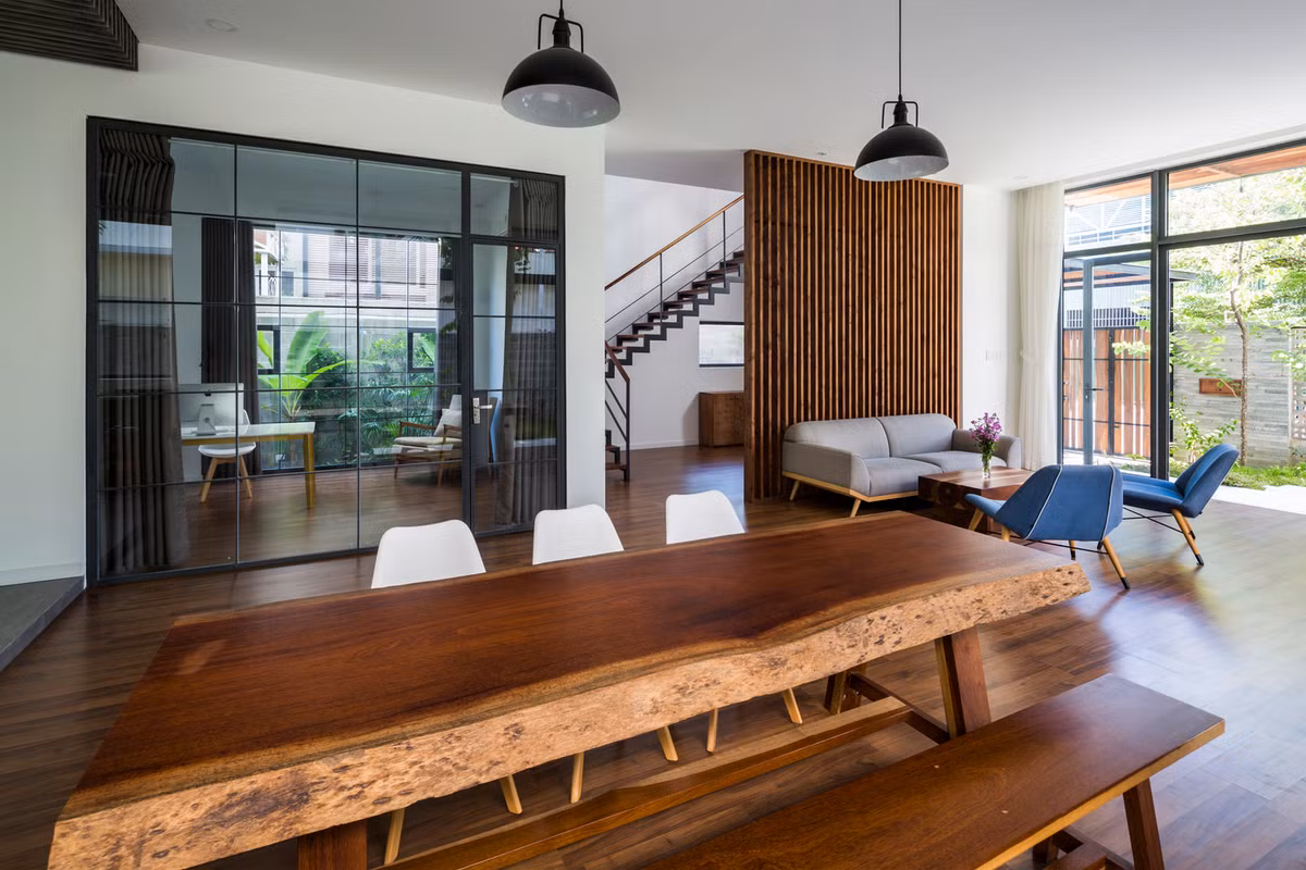 Tầng trệt là một không gian rộng lớn liên thông phòng khách, phòng bếp, bàn ăn. Những món đồ nội thất được sử dụng bên trong cũng đơn giản như chính như cầu của ngôi nhà.