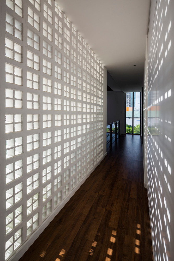 Gạch bông gió tạo những điểm sáng thú vị trên sàn, tường khi nắng chiếu vào. Nguồn ảnh: Hiroyuki Oki