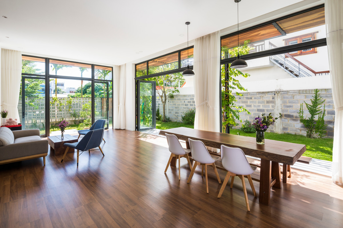 Thay vào những vị trí đó là đồ nội thất, lam chắn bằng gỗ hay những tấm kính lớn để kết nối không gian.