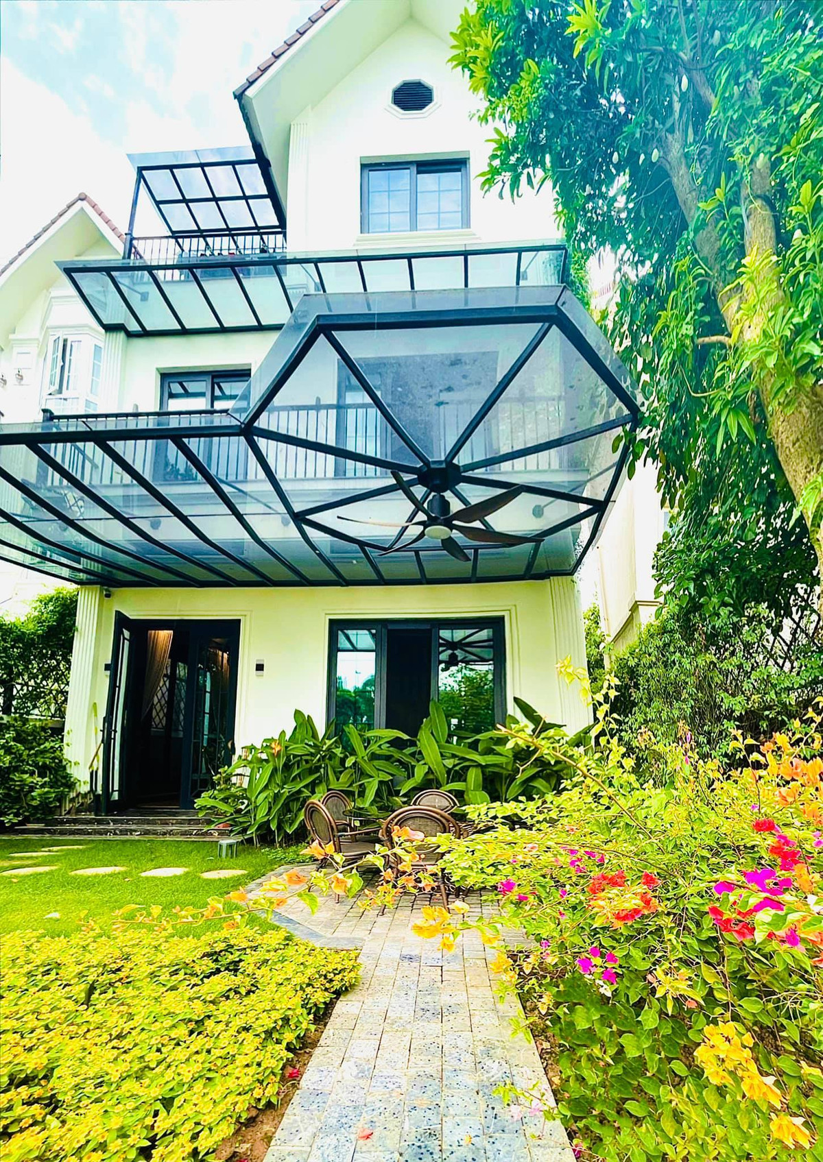 Biệt thự của Lã Thanh Huyền có diện tích 450m2 với 150m2 sân vườn, được gia đình cô mua với giá 2 triệu USD và mất gần 2 năm sửa chữa. Ảnh: FBNV