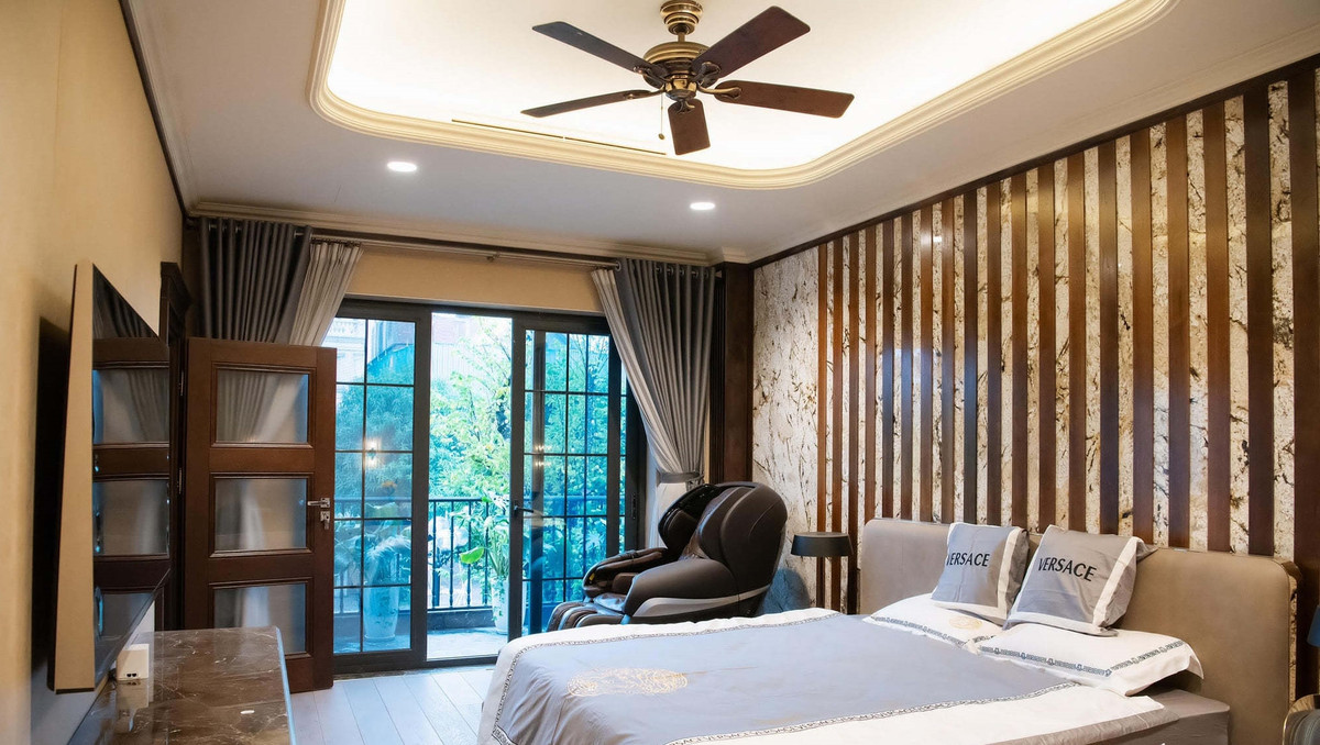 Phòng ngủ có ban công thoáng mát, nhìn ra khu vườn xanh mướt. Ảnh: Vietnamnet