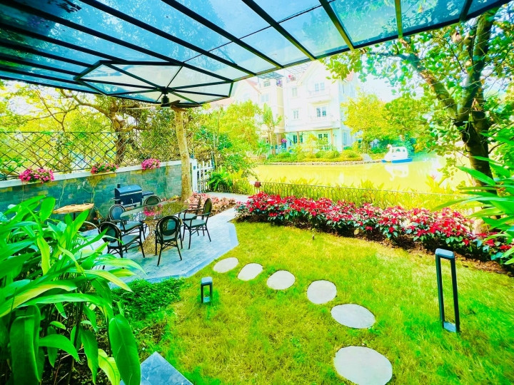 Lối đi ngập sắc xanh trong khuôn viên sân vườn. Ảnh: FBNV