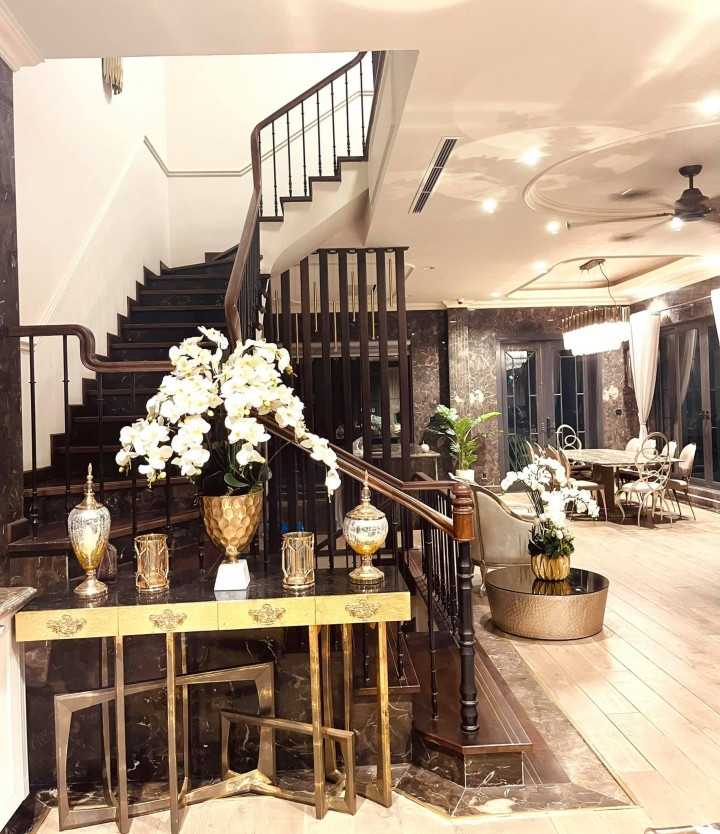 Diễn viên Lã Thanh Huyền không nhớ chính xác đã đầu tư thêm bao nhiêu tiền để sửa chữa và sắm đồ nhưng đoán con số này khoảng chục tỷ. Ảnh: FBNV