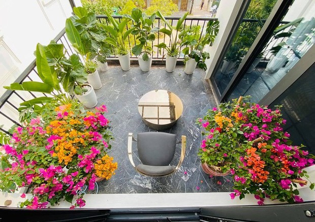 Ban công thoáng đãng, ngập sắc hoa. Ảnh: FBNV