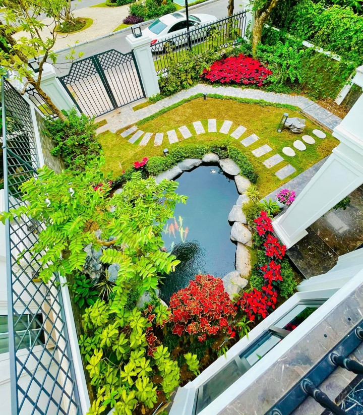Phía trước căn biệt thự hoa nở rực rỡ, có hồ cá Koi. Ảnh: FBNV