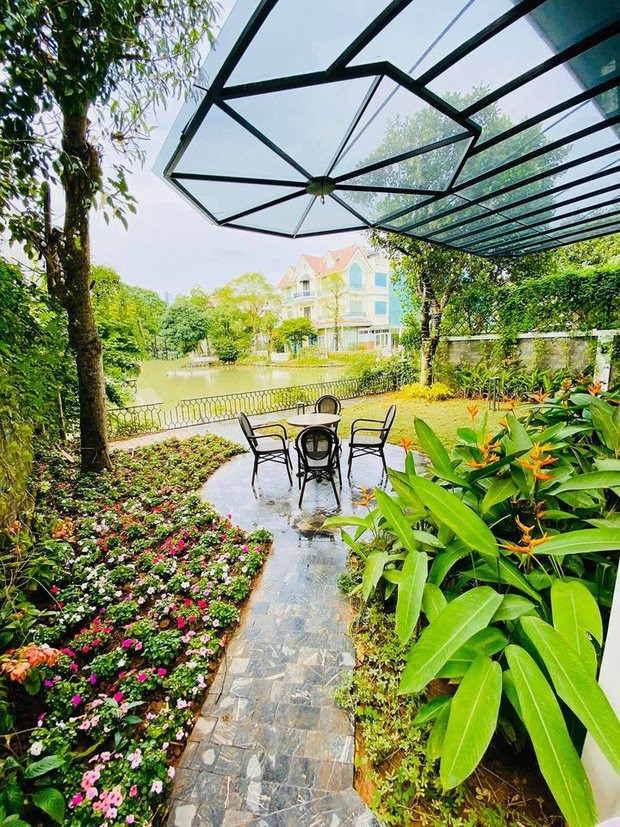 Không gian thư giãn tuyệt đẹp nhìn ra hồ. Ảnh: FBNV