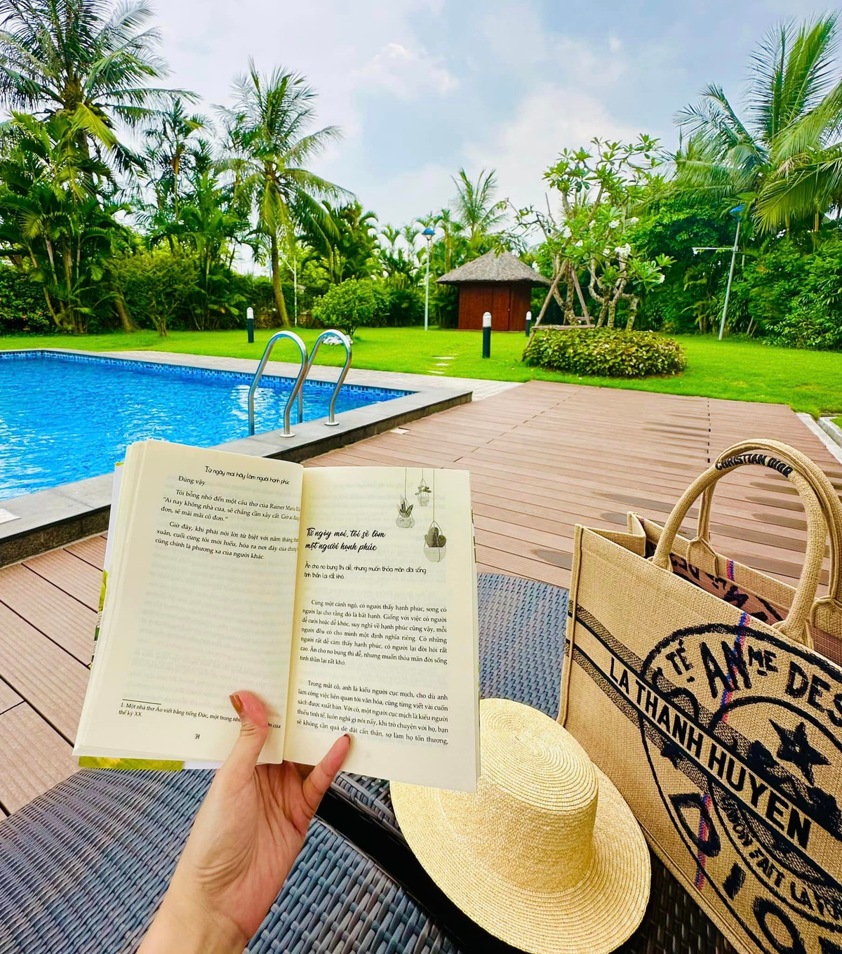 Mới đây, Lã Thanh Huyền khoe hình ảnh xinh đẹp tại bể bơi khiến khán giả ngỡ cô đang trong một chuyến du lịch. Ảnh: FBNV