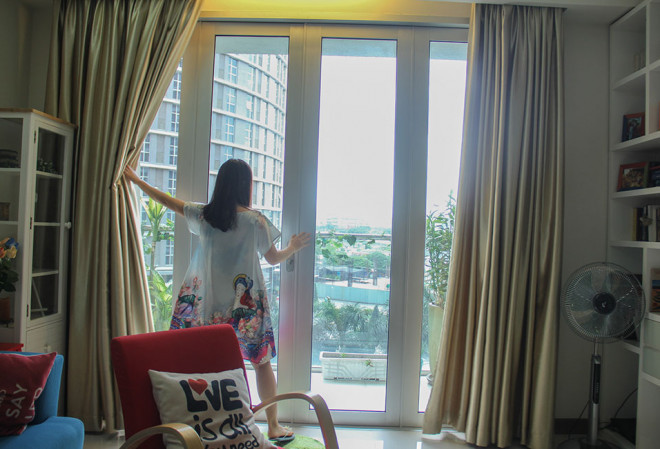 Từ căn hộ có thể nhìn xuống bể bơi và ngắm các toà nhà chọc trời.