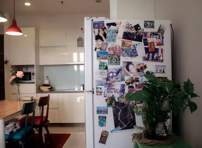 Lan Phương thích sưu tầm các món đồ đặc trưng của mỗi quốc gia. Trên chiếc tủ lạnh, cô gắn những kỷ niệm các nơi từng đặt chân đến.