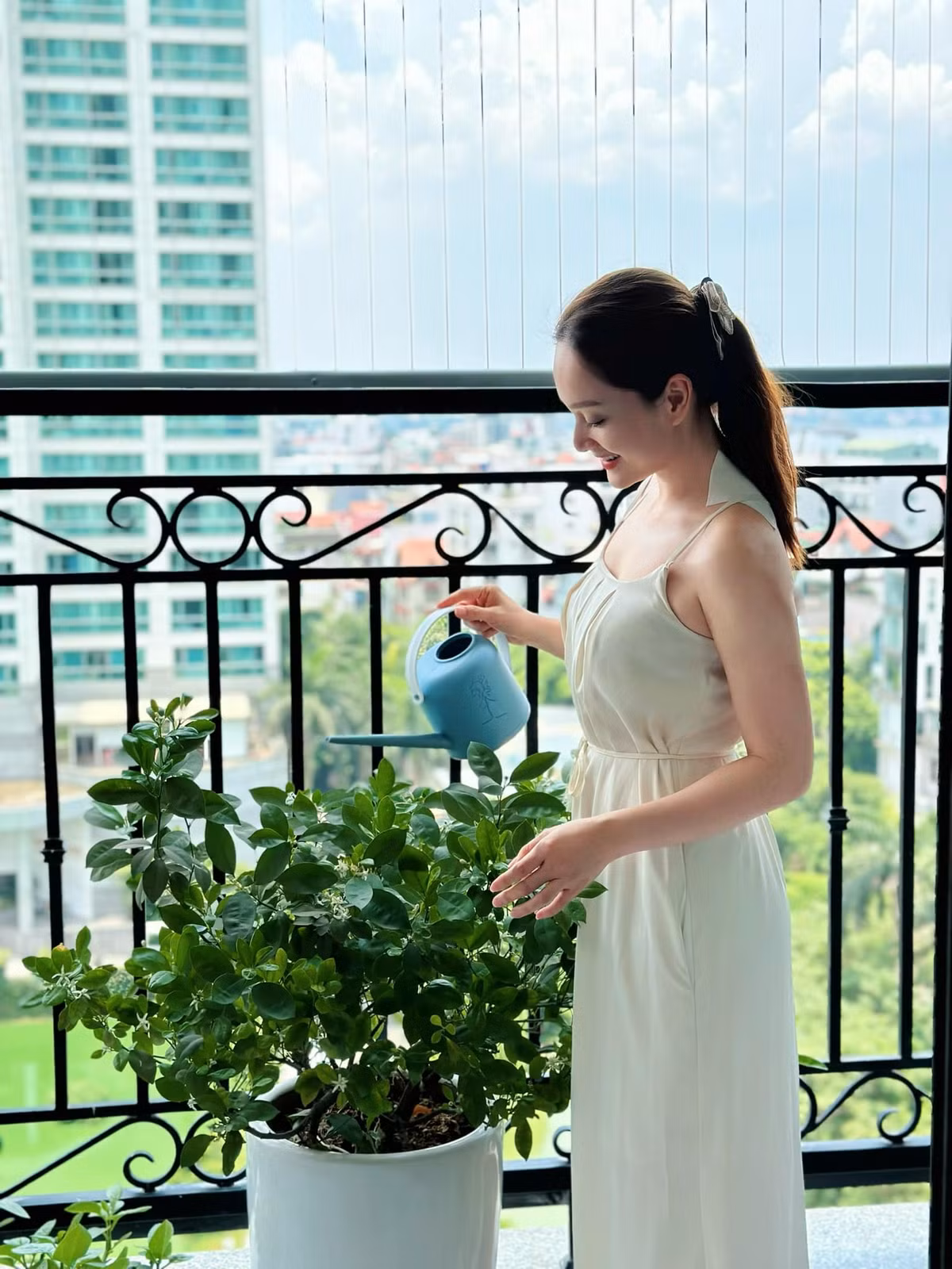 Tại khu vực ban công, Lan Phương đặt nhiều chậu cây cảnh. Nguồn ảnh: FBNV