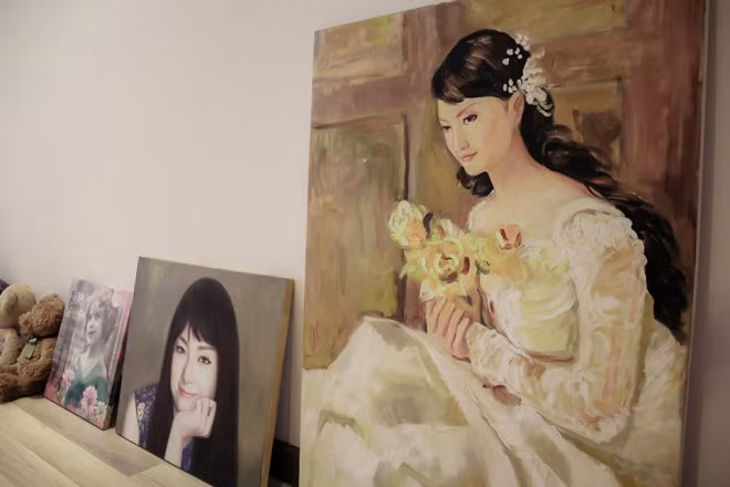Nữ diễn viên trưng bày nhiều bức tranh chân dung trong góc phòng ngủ.