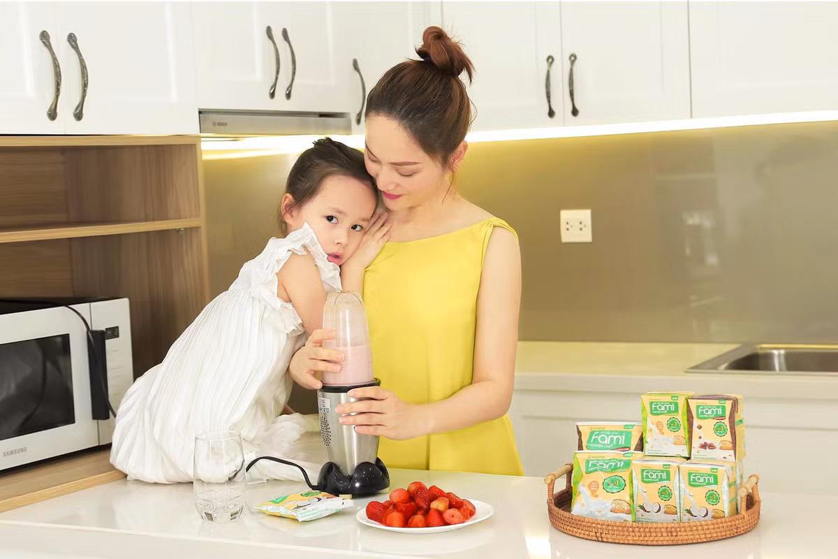 Khu vực bếp được trang bị đầy đủ thiết bị tiện nghi, bày trí gọn gàng.