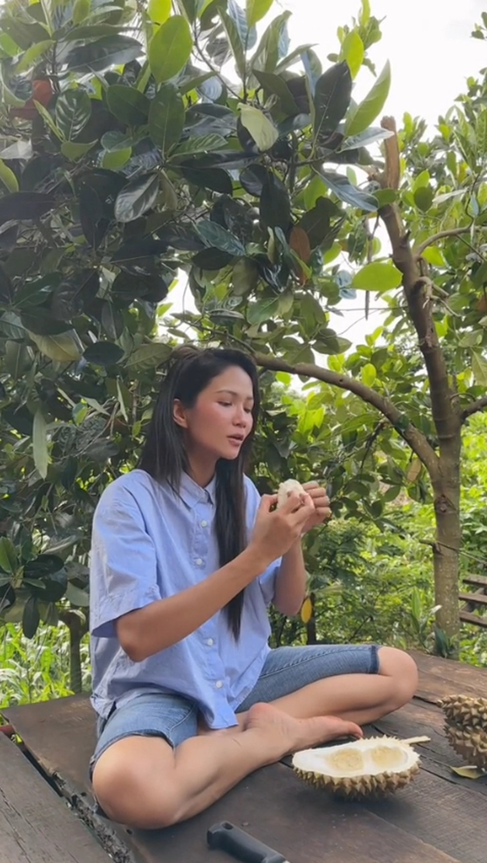 Theo H'Hen Niê, hiện là mùa mưa nên vườn nhà cô có nhiều loại trái chín cành. Nàng hậu thích nhất sầu riêng trắng vì béo, ngọt.