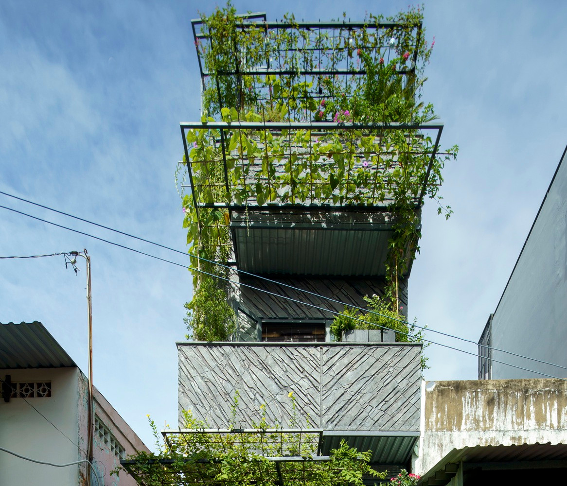 Toạ lạc tại quận 11 (TP HCM), The Falls House là ngôi nhà có tổng diện tích 350m2 và được hoàn thành vào năm 2021.