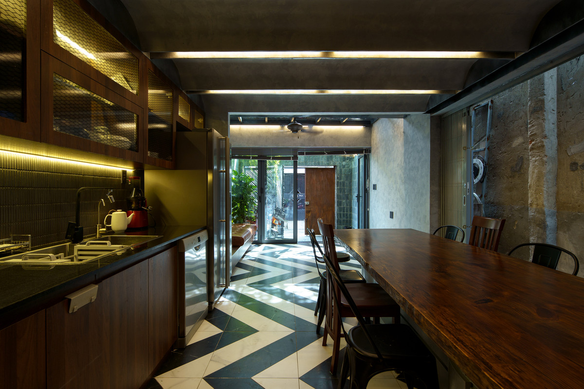 Để giải quyết các vấn đề thiếu sáng, bí bách thường gặp của nhà ống, kiến trúc sư bố trí các khu vực cần nhiều sự thư giãn như phòng ăn, phòng ngủ nằm lùi về phía sau.