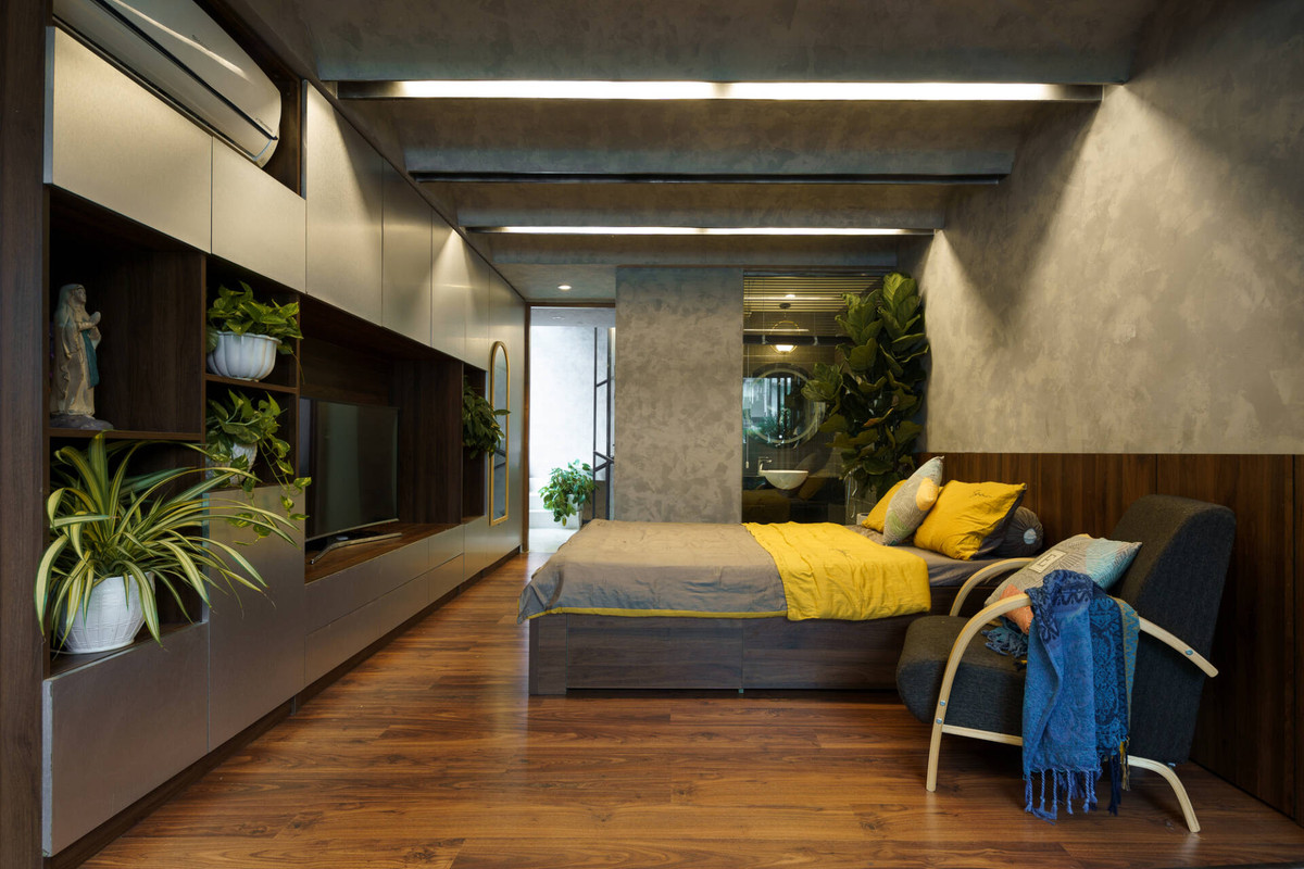 Sàn gỗ trong phòng ngủ mang đến cảm giác ấm cúng.