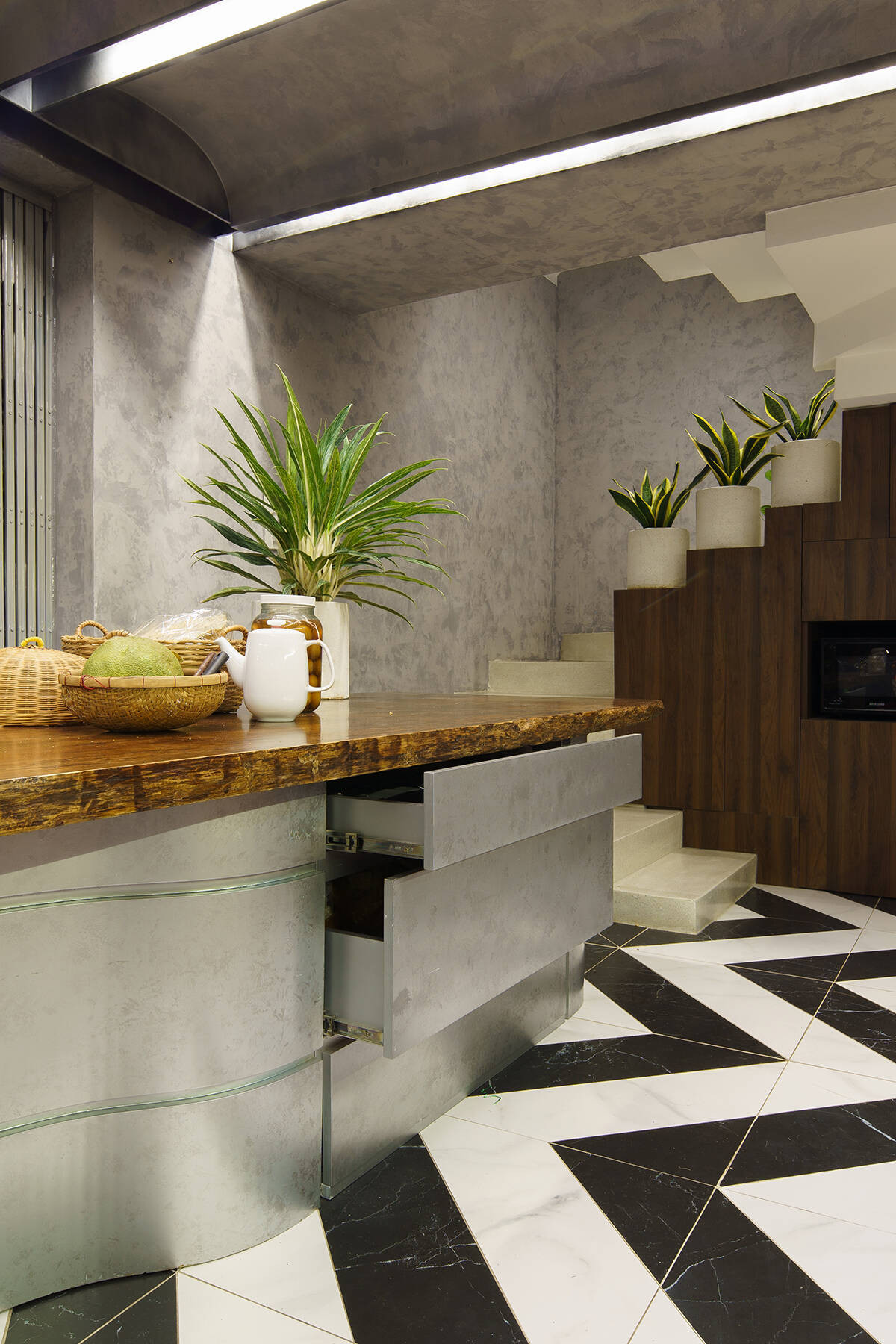 Nội thất sử dụng tông màu trầm tương tự màu hang đá.