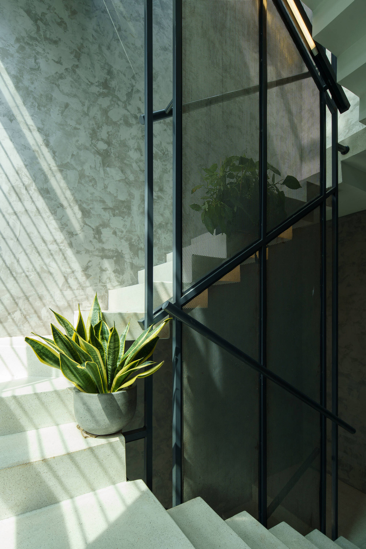 Cầu thang làm bằng đá mài ít trơn, ít lạnh hơn đá tự nhiên, phù hợp với người lớn tuổi.