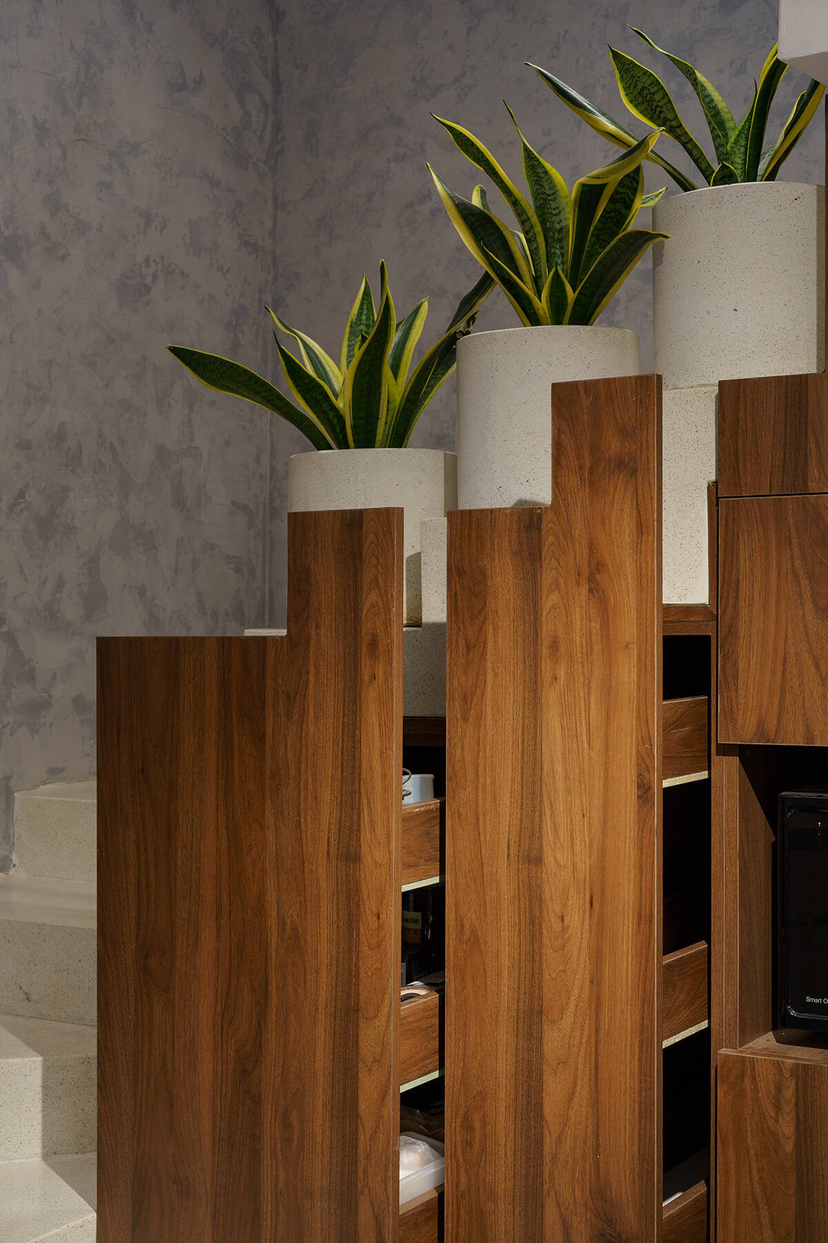 Hộc tủ gỗ dưới gầm cầu thang vừa thiết kế đẹp mắt vừa đựng được nhiều đồ.