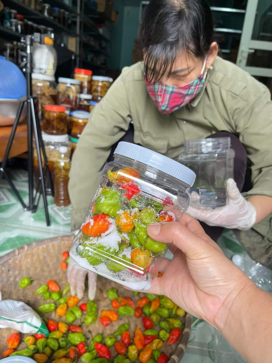 Theo đó, ớt trung đoàn giá sỉ đã gần 300.000 đồng/kg, giá bán lẻ khoảng 450.000 đồng/kg. Dù giá cao nhưng khách muốn mua thường phải đặt trước mới có hàng.