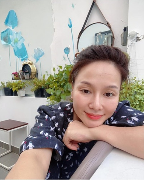 Mới đây, ca sĩ Thu Phượng - vợ cũ MC Thành Trung chia sẻ khung cảnh bình yên bên chồng tại nhà riêng. Theo đó, hai vợ chồng cùng pha cà phê, tưới cây, nhâm nhi ngắm hoa nở, phơi nắng sớm trên sân thượng.