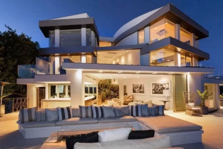 Trong khi đó, Nathan Lee từng chia sẻ mục tiêu của mình là ở mỗi nước yêu thích sẽ có một căn nhà. Nathan Lee từng chi 25 triệu USD để sở hữu căn villa sang trọng tại khu Beverly Hills đắt đỏ nhất Hollywood. Ảnh: FBNV