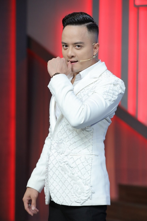 Cao Thái Sơn và Nathan Lee đều từng khoe sở hữu nhiều biệt thự trăm tỷ. Trong một chương trình truyền hình, trước thắc mắc có bao nhiêu căn nhà, Cao Thái Sơn từng khẳng định: "Thật ra hỏi bao nhiêu căn nhà như hỏi mình có bao nhiêu bài hát, buộc phải đếm". Ảnh: Người lao động